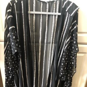 LB 18 B/W Striped Overpiece